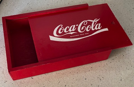 5784-1 € 5,00 coca cola houten pennenbakje.jpeg